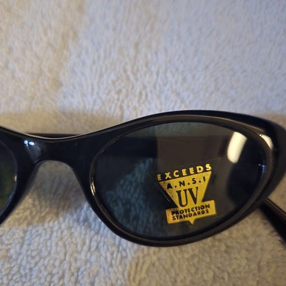 Forever 21 Women's Shiny Black Cat-Eye UV Sunglasses - Picture 2 of 6